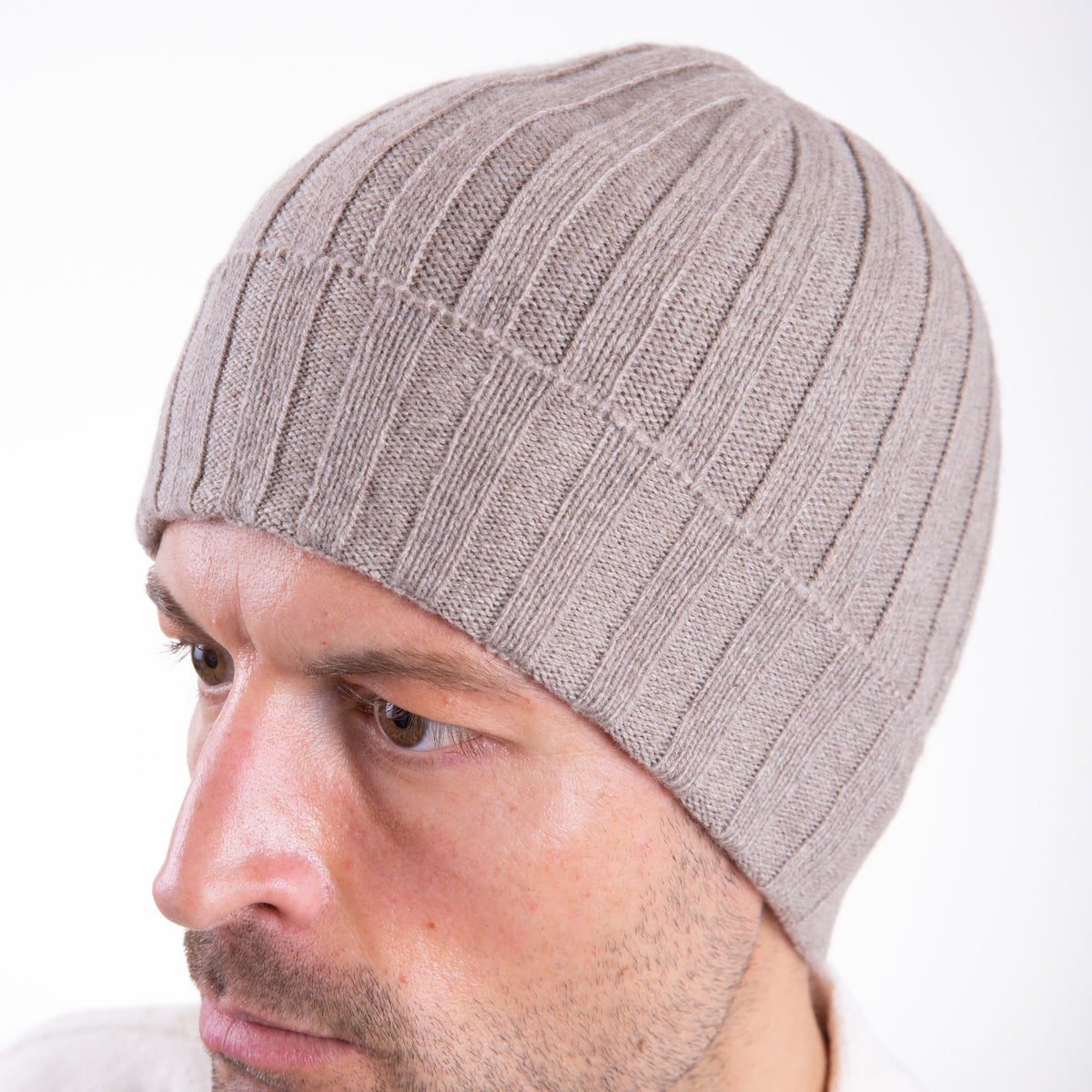 Due Toscani Bonnet côtelé en pur cachemire fabriqué en Italie unisexe élégance artisanale et confort parfait pour tous les jours