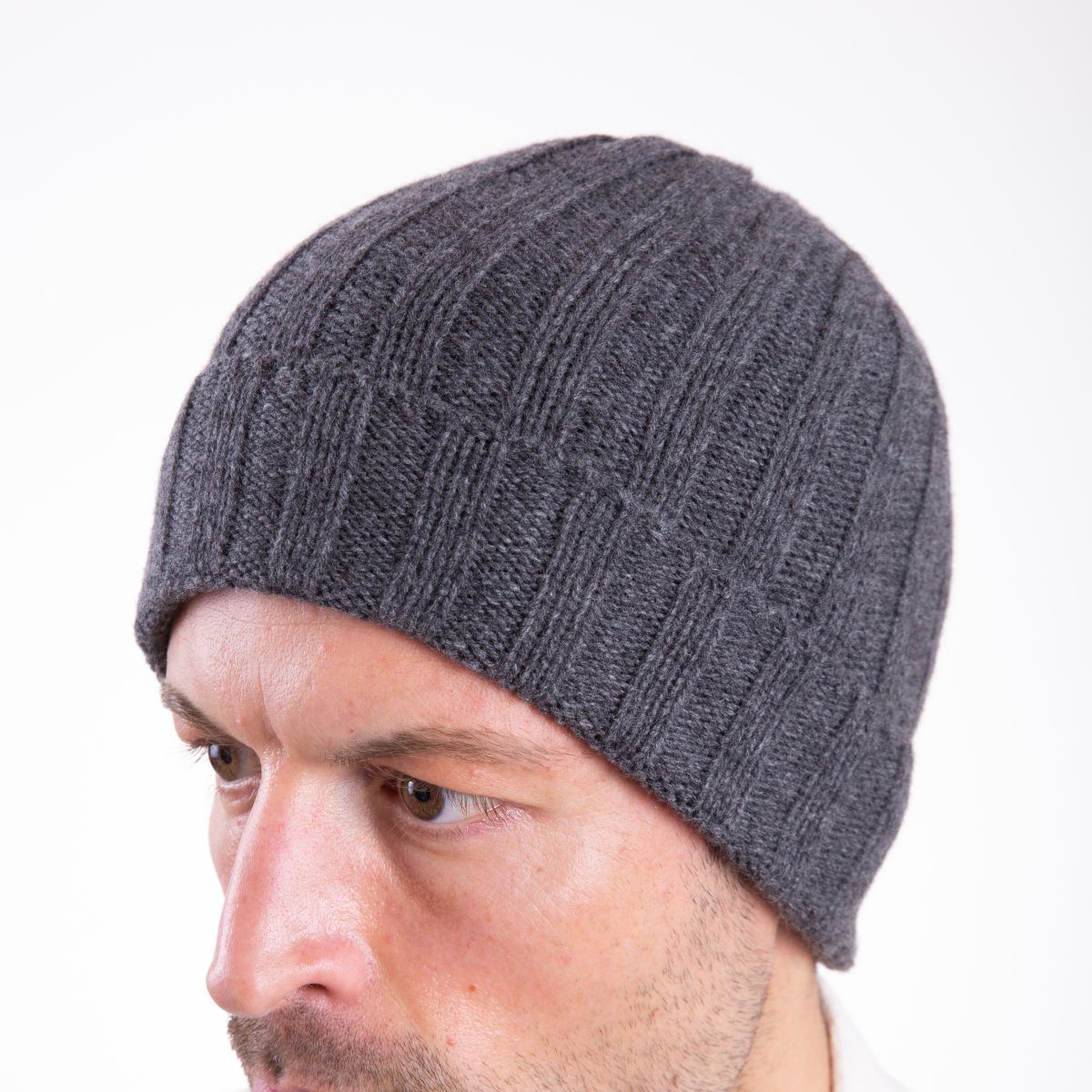 Due Toscani Bonnet côtelé en pur cachemire fabriqué en Italie unisexe élégance artisanale et confort parfait pour tous les jours