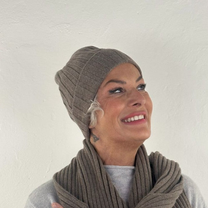 Due Toscani Ribbed Pure Cashmere Beanie Made in Italy Unisex Artisan Elegance and Comfort Perfect for Everyday